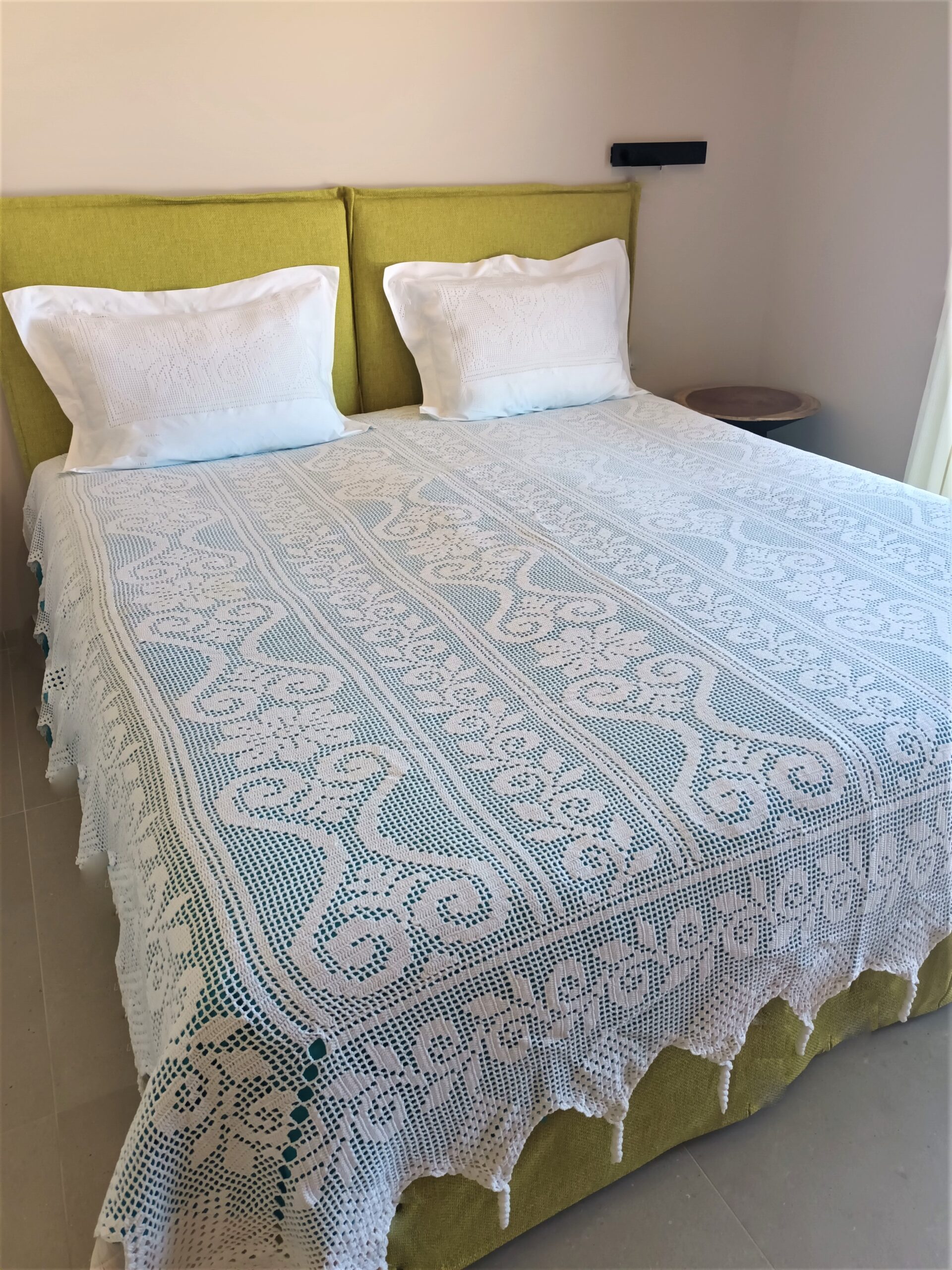 Extra large handmade blanket with crochet in white 100% cotton thread. A unique piece that took several months to finish