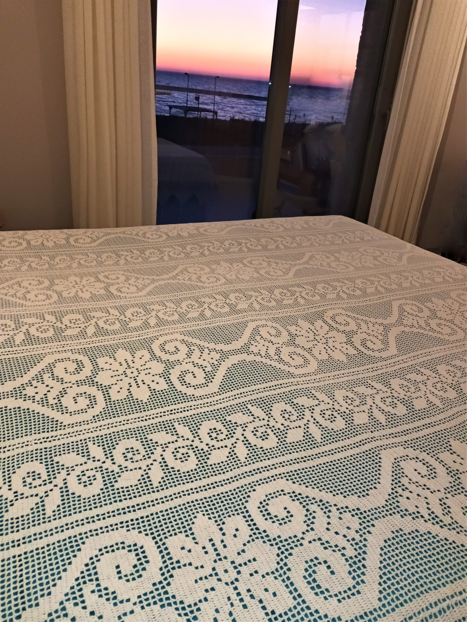 Extra large handmade blanket with crochet in white 100% cotton thread. A unique piece that took several months to finish