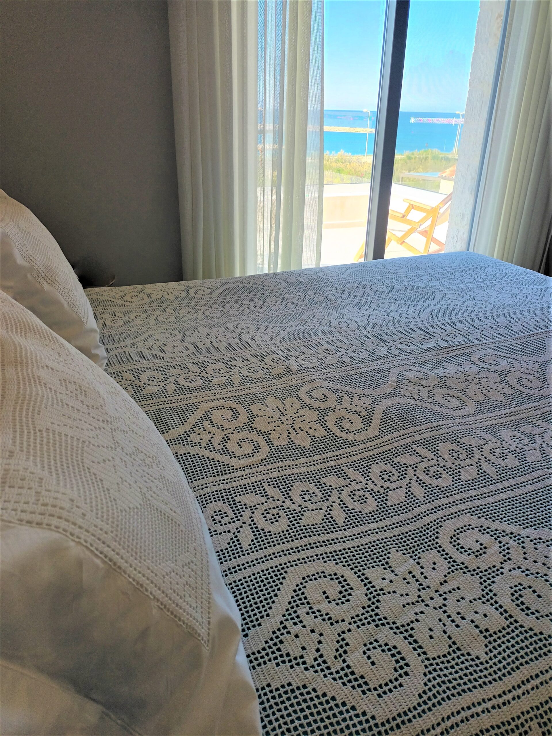 Extra large handmade blanket with crochet in white 100% cotton thread. A unique piece that took several months to finish