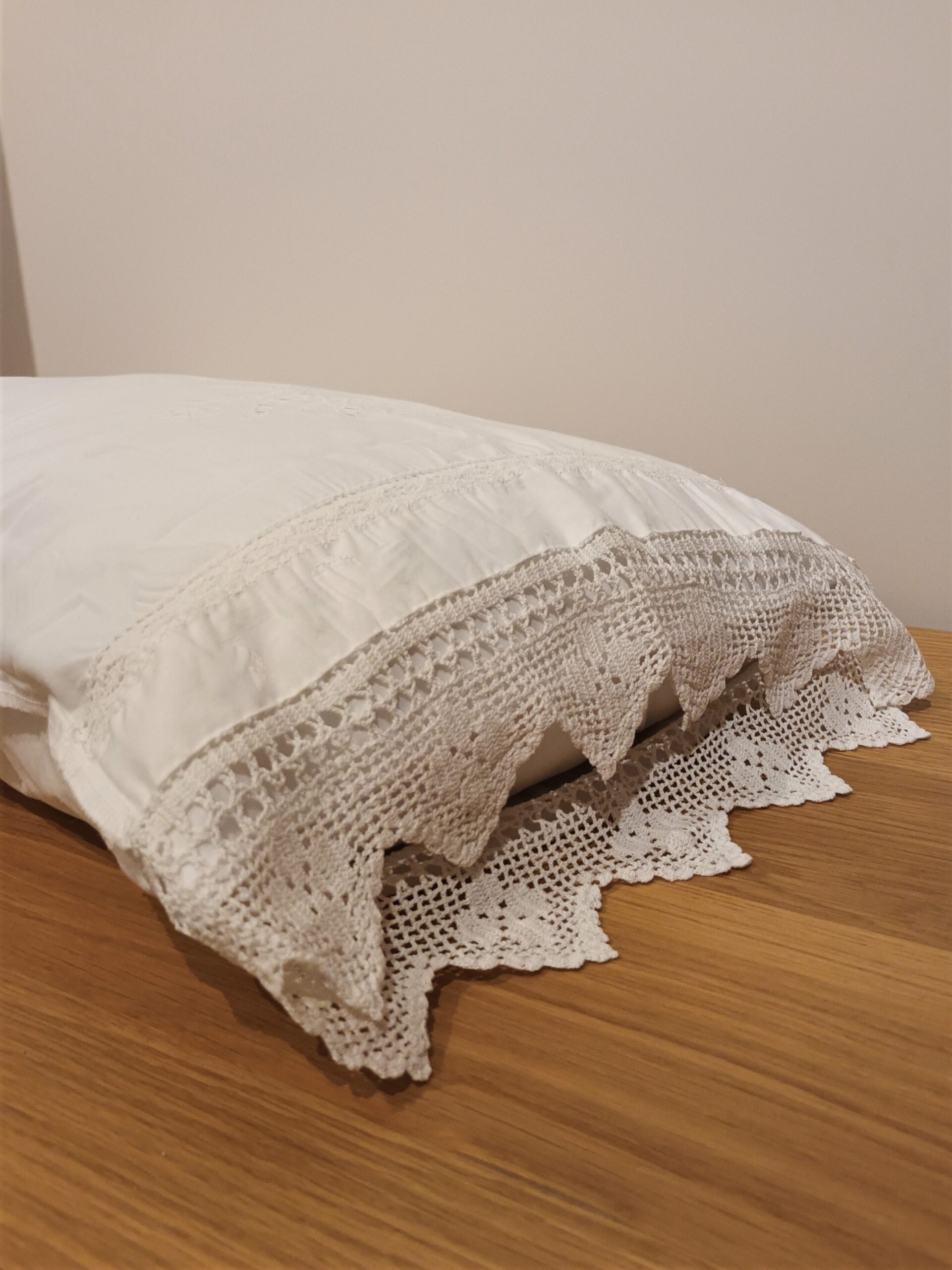 Handmade bed pillows mixed with crochet and cotton in white. In set of two. Dimensions 50x70cm