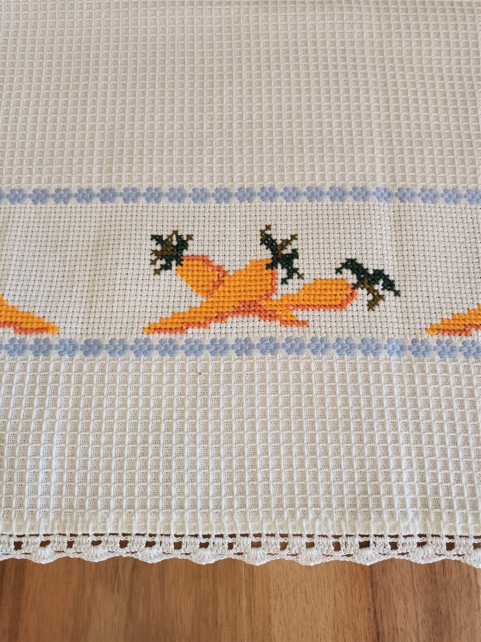 Kitchen towels with embroidery and a small lace made with crochet of 100%cotton yarn. Handmade from Greece with love. Set of two