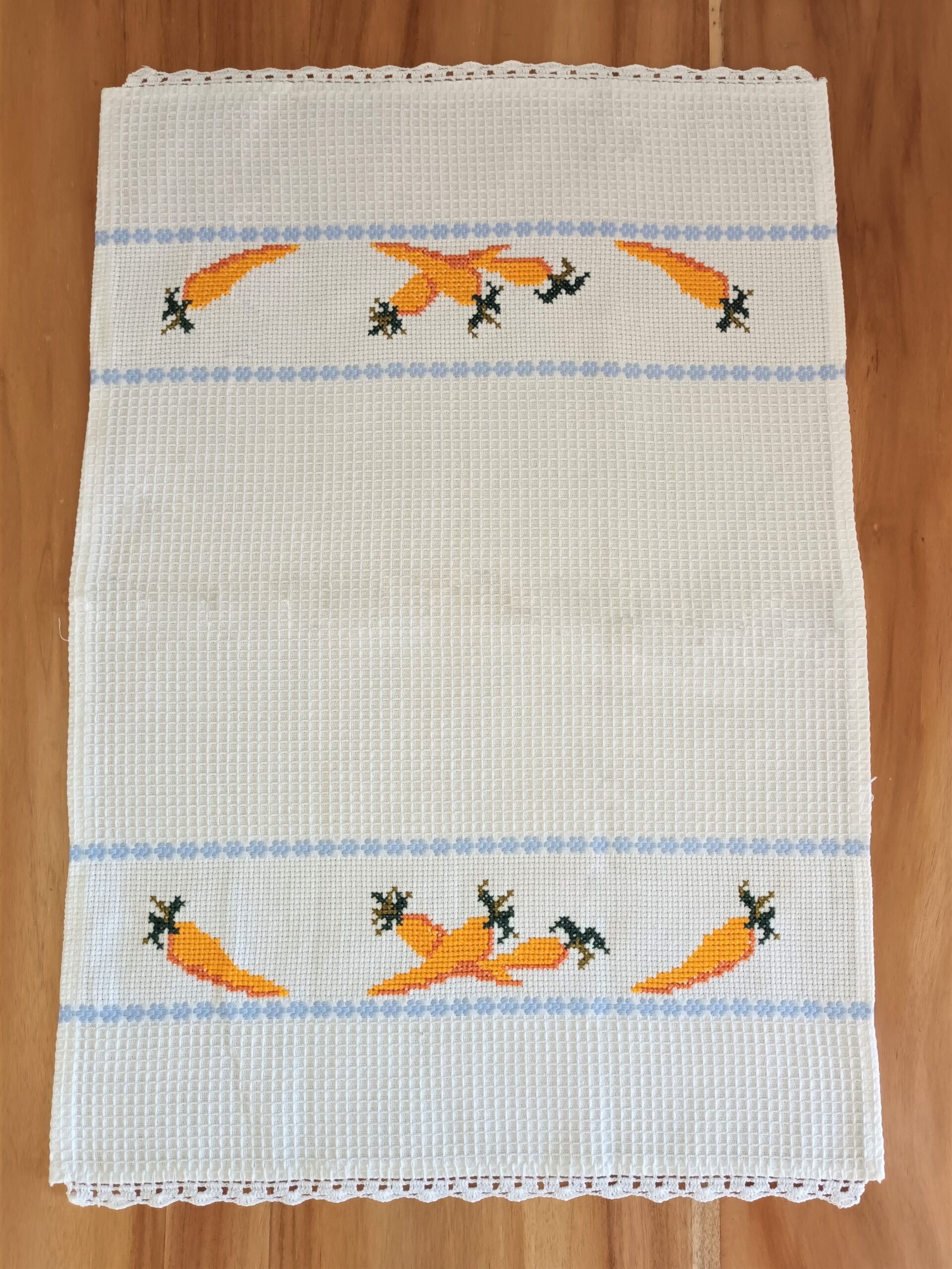 Kitchen towels with embroidery and a small lace made with crochet of 100%cotton yarn. Handmade from Greece with love. Set of two