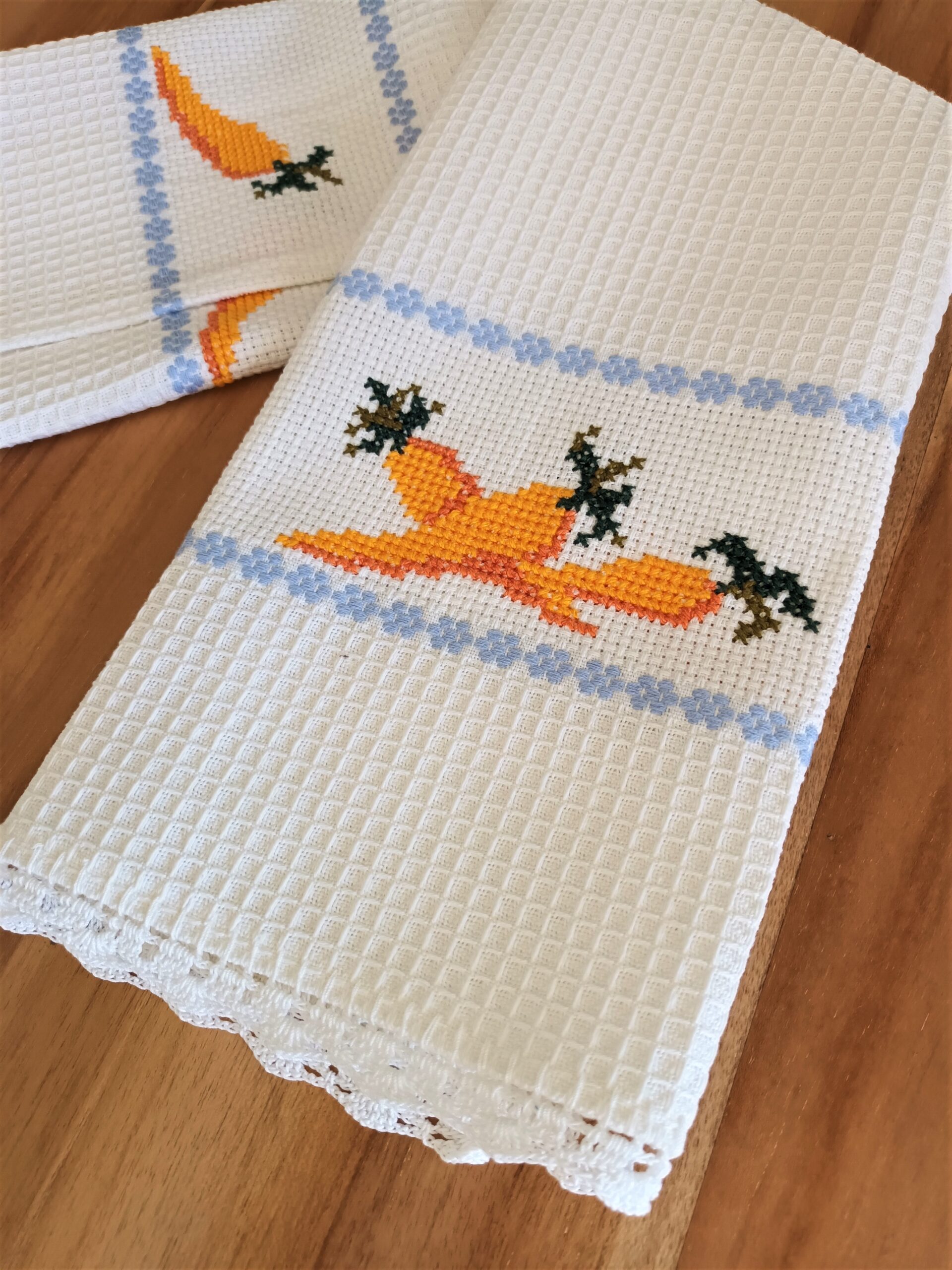 Kitchen towels with embroidery and a small lace made with crochet of 100%cotton yarn. Handmade from Greece with love. Set of two