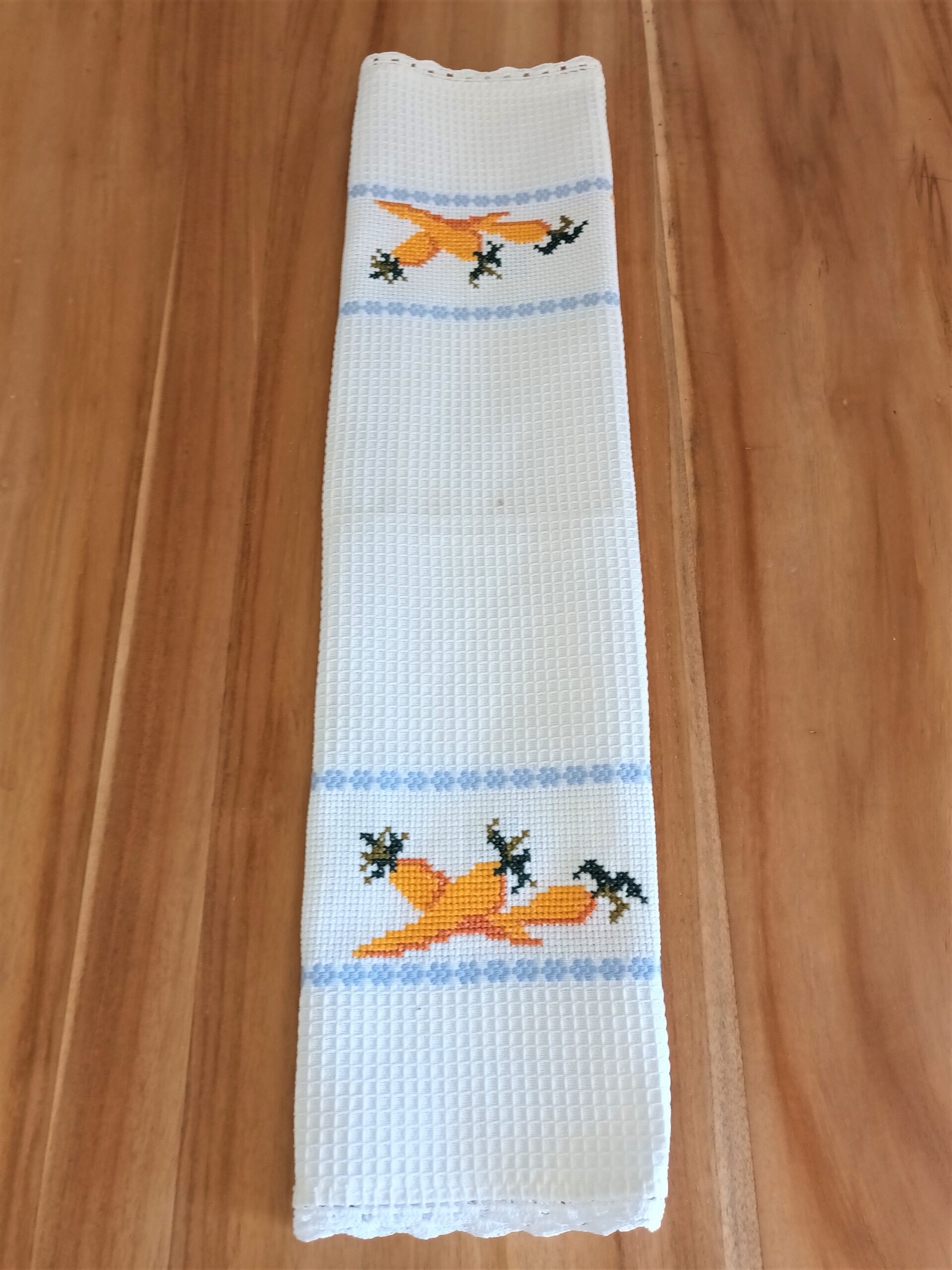 Kitchen towels with embroidery and a small lace made with crochet of 100%cotton yarn. Handmade from Greece with love. Set of two