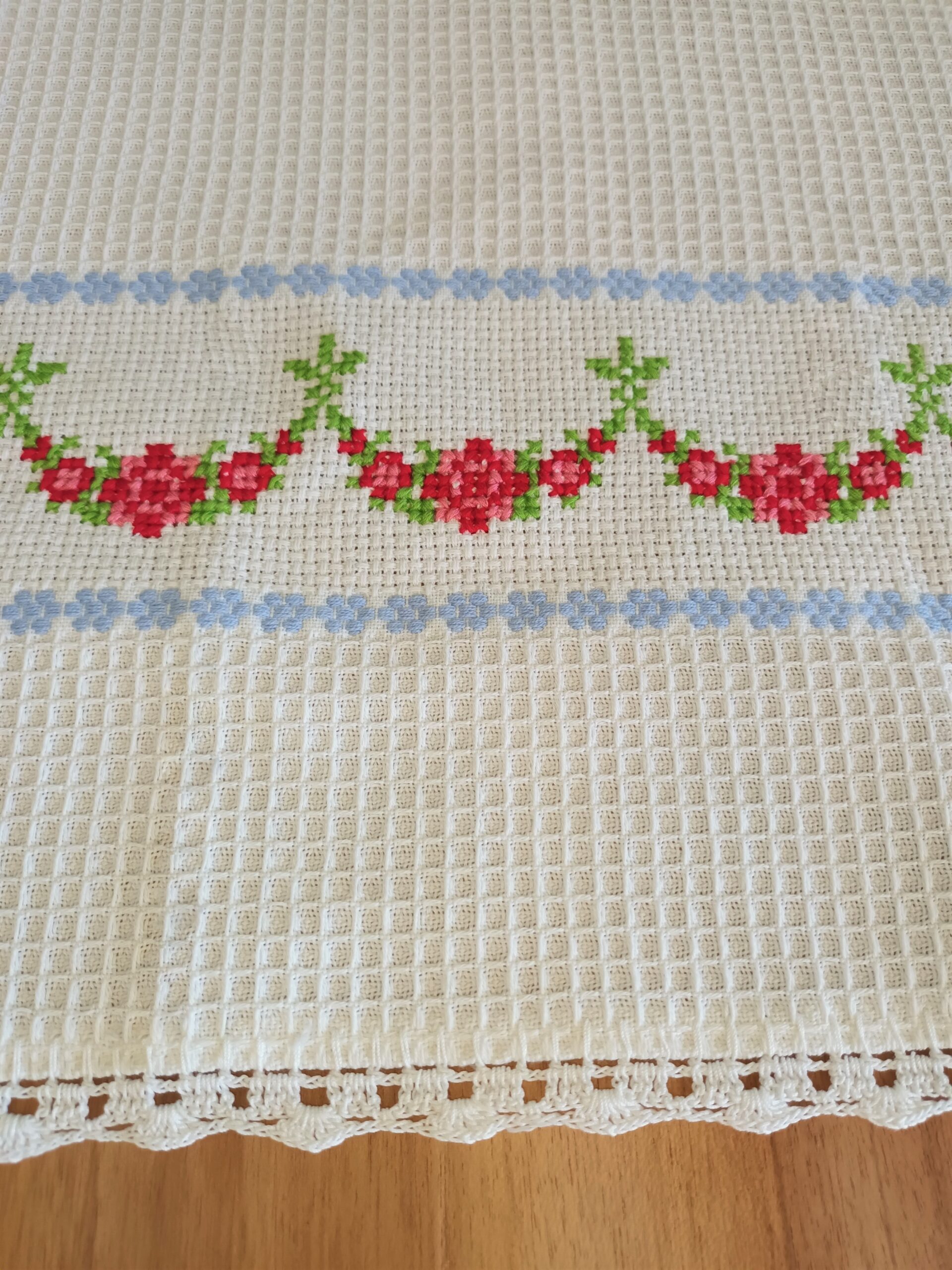 Kitchen towels with embroidery and a small lace made with crochet of 100%cotton yarn. Handmade from Greece with love. Set of two