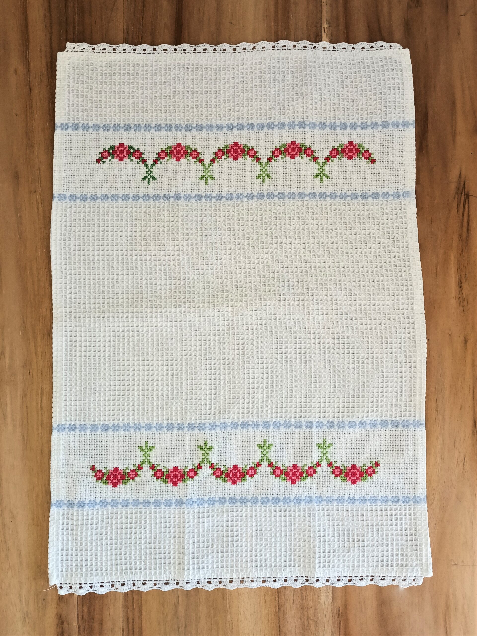 Kitchen towels with embroidery and a small lace made with crochet of 100%cotton yarn. Handmade from Greece with love. Set of two