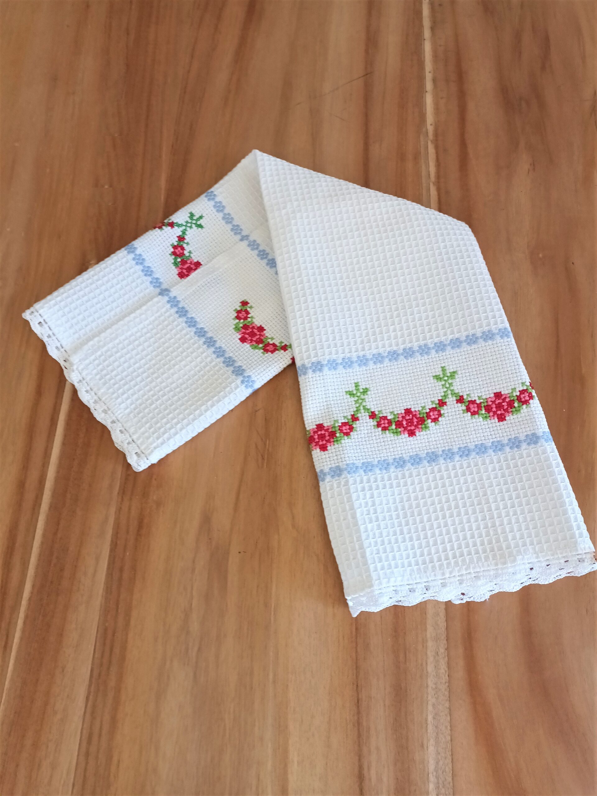 Kitchen towels with embroidery and a small lace made with crochet of 100%cotton yarn. Handmade from Greece with love. Set of two