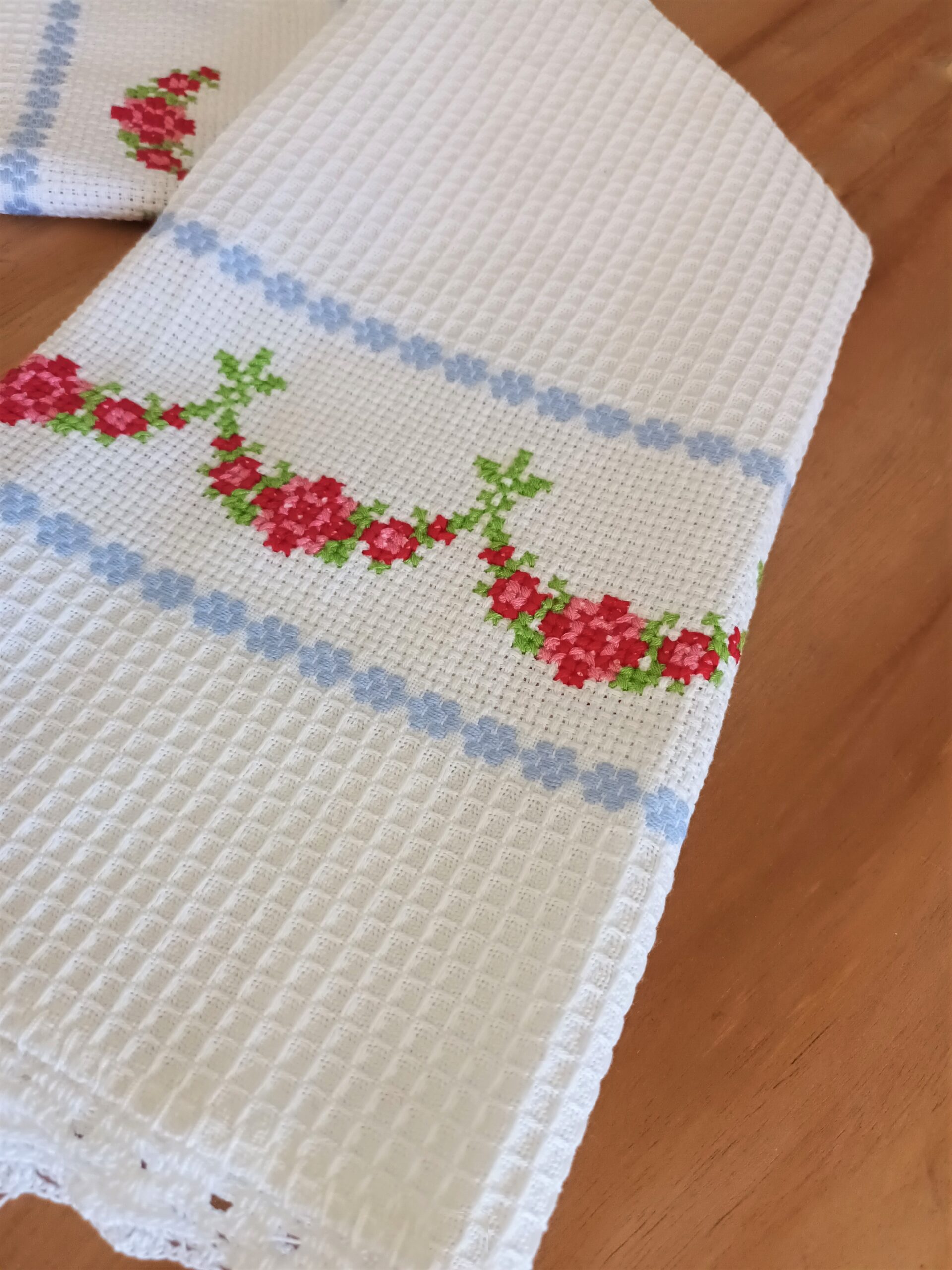 Kitchen towels with embroidery and a small lace made with crochet of 100%cotton yarn. Handmade from Greece with love. Set of two