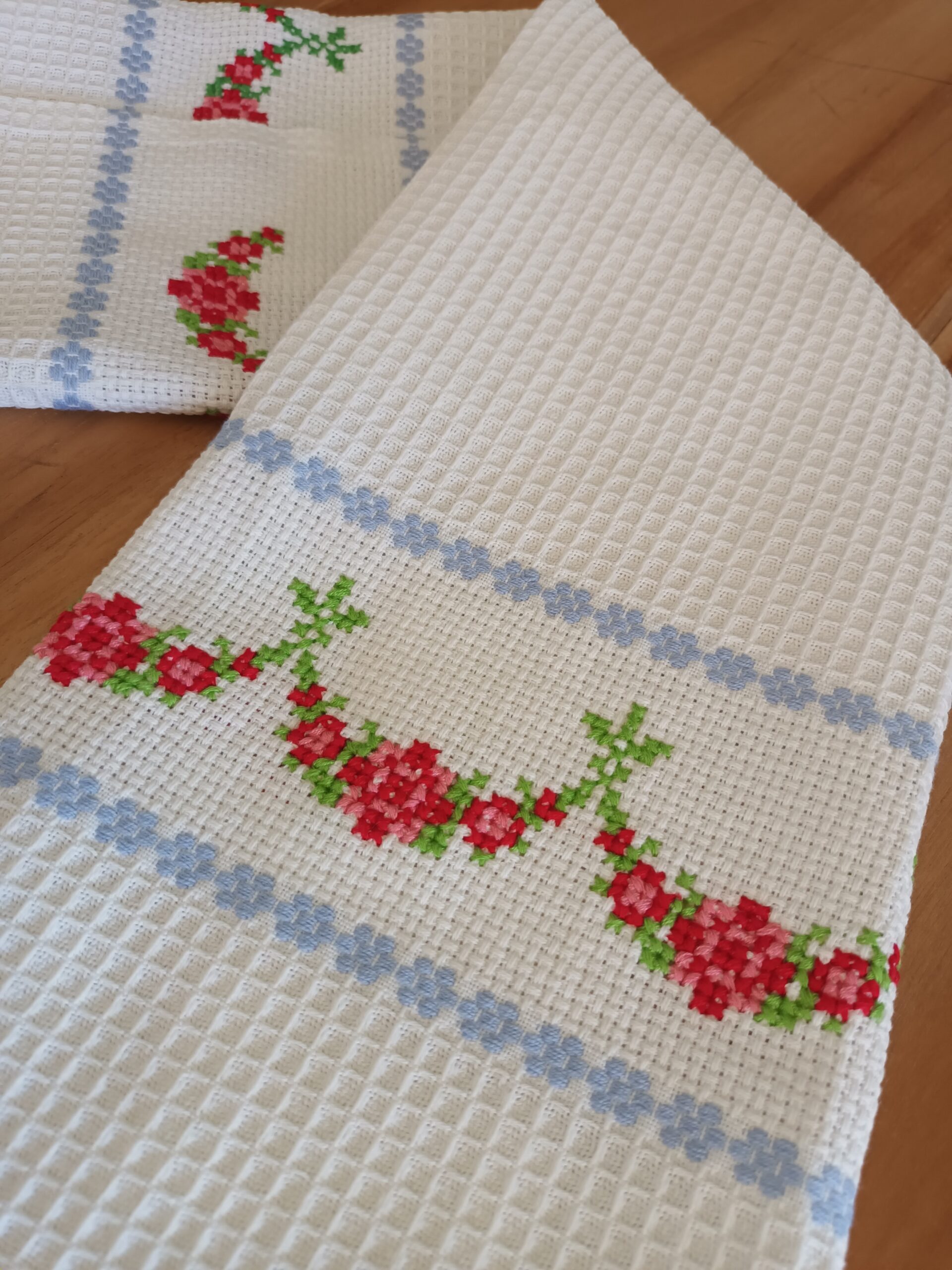 Kitchen towels with embroidery and a small lace made with crochet of 100%cotton yarn. Handmade from Greece with love. Set of two