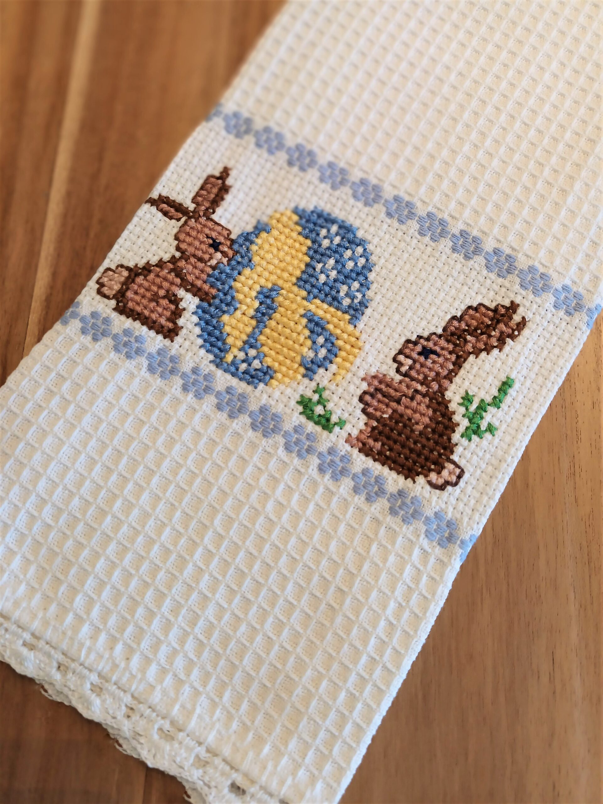 Kitchen towels with embroidery and a small lace made with crochet of 100%cotton yarn. Handmade from Greece with love. Set of two. Easter collection